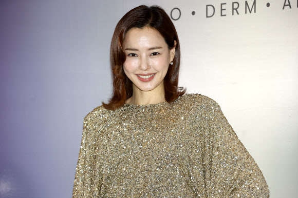 배우 이하늬가 17일 오후 서울 중구 반얀트리 클럽 앤 스파 서울에서 열린 ‘AHC 아이크림 포 페이스 신제품 론칭 이벤트’에 참석해 포즈를 취하고 있다. 2024.12.17  연합뉴스