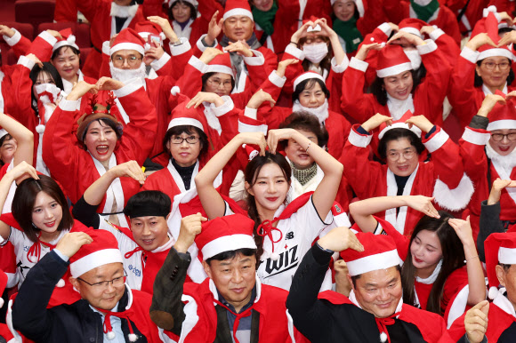 17일 오후 경기도 수원시청에서 열린 ‘kt wizㆍENA와 함께하는 제13회 수원 사랑의 산타’ 행사에서 참석자들이 기념사진을 찍고 있다. 2024.12.17  연합뉴스