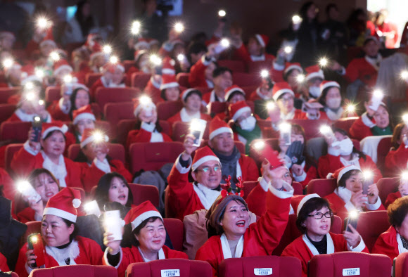 17일 오후 경기도 수원시청에서 열린 ‘kt wizㆍENA와 함께하는 제13회 수원 사랑의 산타’ 행사에서 참석자들이 공연을 관람하고 있다. 2024.12.17 연합뉴스