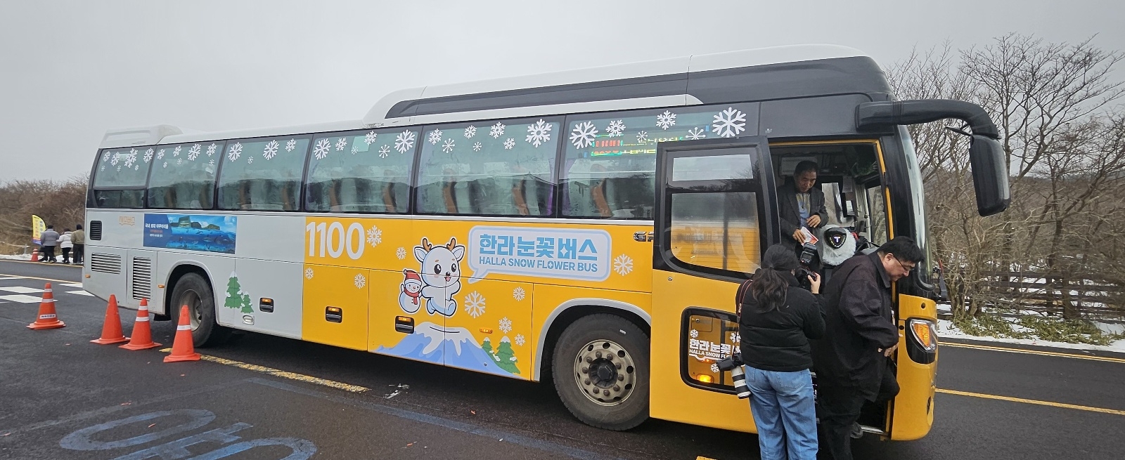 16일 오후 한라산 설경을 감상하기 좋은 1100고지 휴게소에 도착한 한라눈꽃버스. 제주 강동삼 기자