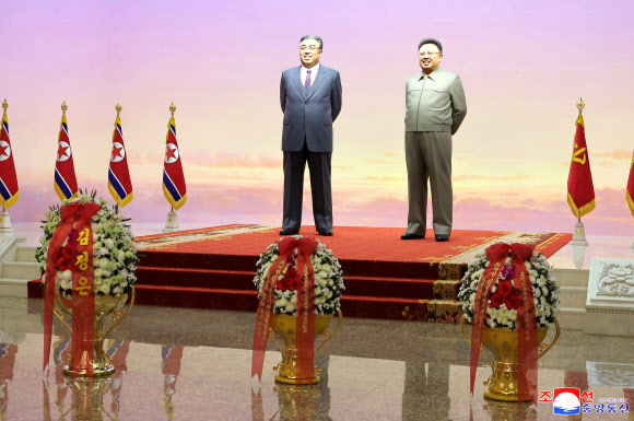 김정은 북한 국무위원장이 지난 17일 김정일 국방위원장 사망 13주기를 맞아 금수산태양궁전을 참배했다고 조선중앙통신이 18일 보도했다. 2024.12.18  평양 조선중앙통신·연합뉴스