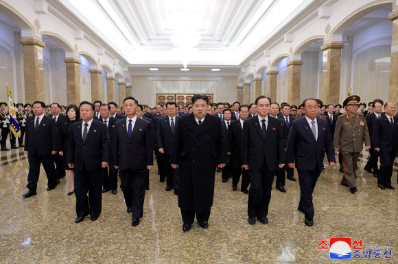 김정은 북한 국무위원장이 지난 17일 김정일 국방위원장 사망 13주기를 맞아 금수산태양궁전을 참배했다고 조선중앙통신이 18일 보도했다. 2024.12.18  평양 조선중앙통신·연합뉴스