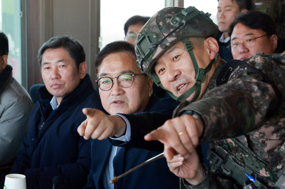 우원식 국회의장이 18일 강원 철원군 육군 제3보병사단에서 정재열 3사단장에게 북측 지형에 대한 설명을 듣고 있다. 2024.12.18  국회사진기자단