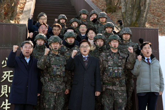 우원식 국회의장이 18일 강원 철원군 육군 제3보병사단에서 최전방 경계작전태세를 점검한 후 정재열 사단장 및 장병들과 기념 촬영하고 있다. 2024.12.18  국회사진기자단