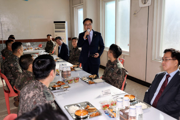 우원식 국회의장이 18일 강원 철원군 육군 제3보병사단에서 장병들에게 인사말을 하고 있다. 2024.12.18  국회사진기자단
