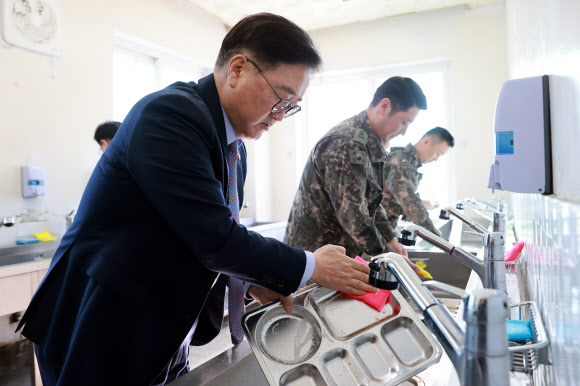 우원식 국회의장이 18일 강원 철원군 육군 제3보병사단에서 군장병과 식사를 마친 후 식판을 세척하고 있다. 2024.12.18  국회사진기자단