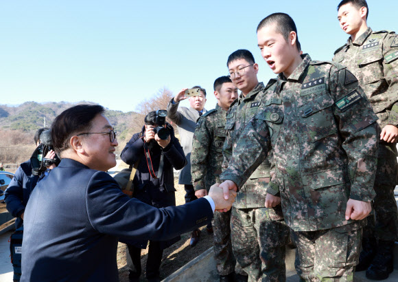 우원식 국회의장이 18일 강원 철원군 육군 제3보병사단에서 장병과 악수하고 있다. 2024.12.18  국회사진기자단