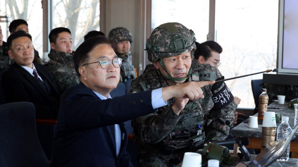 우원식 국회의장이 18일 강원 철원군 육군 제3보병사단에서 정재열 3사단장에게 북측 지형에 대한 설명을 듣고 있다. 2024.12.18  국회사진기자단
