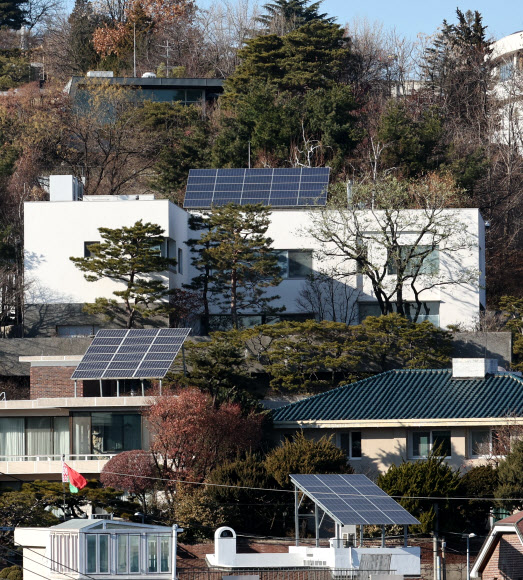 18일 국토교통부가 발표한 2025년 전국 표준주택·표준지 공시지가에 따르면 이명희 신세계그룹 총괄회장 자택의 내년 공시가격은 297억2000만원으로 올해(285억7000만원)보다 4.0%(11억5000만원) 올라 10년 연속 표준 단독주택 공시가격 1위를 지킨 것으로 나타났다. 사진은 이날 이 회장의 서울 용산구 한남동 자택 모습. 2024.12.18  연합뉴스
