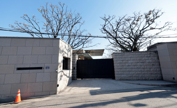 18일 국토교통부가 발표한 2025년 전국 표준주택·표준지 공시지가에 따르면 이명희 신세계그룹 총괄회장 자택의 내년 공시가격은 297억2000만원으로 올해(285억7000만원)보다 4.0%(11억5000만원) 올라 10년 연속 표준 단독주택 공시가격 1위를 지킨 것으로 나타났다. 사진은 이날 이 회장의 서울 용산구 한남동 자택 모습. 2024.12.18  연합뉴스