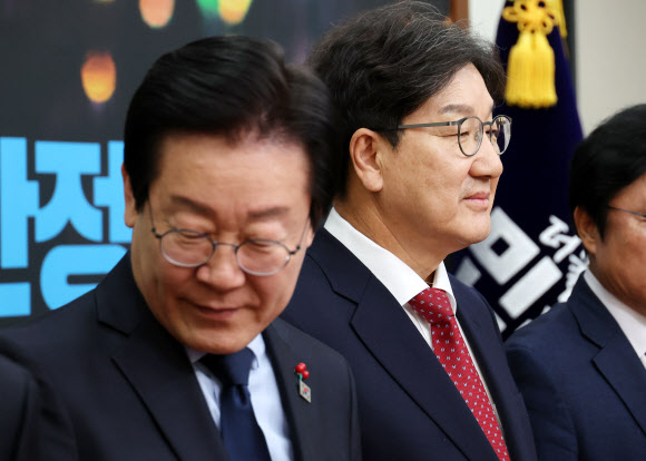 더불어민주당 이재명 대표가 18일 오후 서울 여의도 국회에서 예방한 국민의힘 권성동 대표 권한대행 겸 원내대표와 기념촬영한 뒤 각자 자리로 향하고 있다. 2024.12.18  연합뉴스