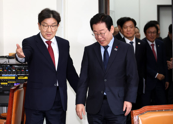더불어민주당 이재명 대표가 18일 오후 서울 여의도 국회에서 예방한 국민의힘 권성동 대표 권한대행 겸 원내대표를 만나 자리로 향하고 있다. 2024.12.18  연합뉴스