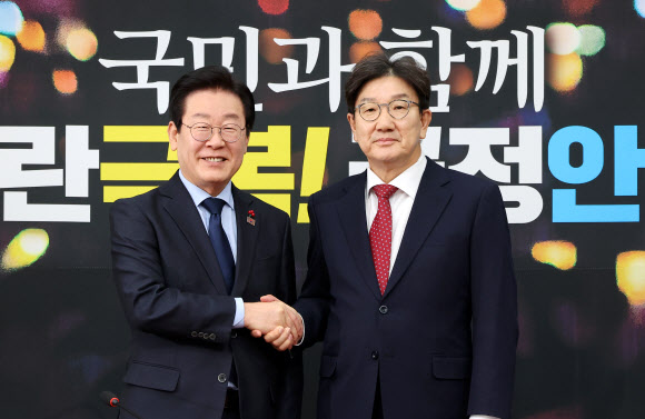국민의힘 권성동 원내대표(오른쪽)가 18일 오후 국회에서 더불어민주당 이재명 대표를 예방해 인사하고 있다. 2024.12.18  연합뉴스