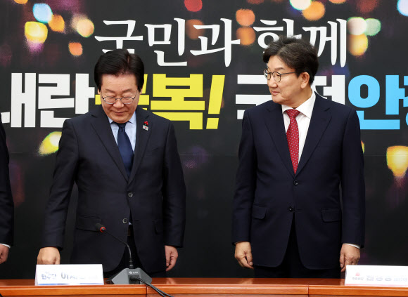 국민의힘 권성동 원내대표(오른쪽)가 18일 오후 국회에서 더불어민주당 이재명 대표를 예방해 인사한 뒤 배석자들과 기념 촬영을 하기 위해 자리를 잡고 있다. 2024.12.18  연합뉴스