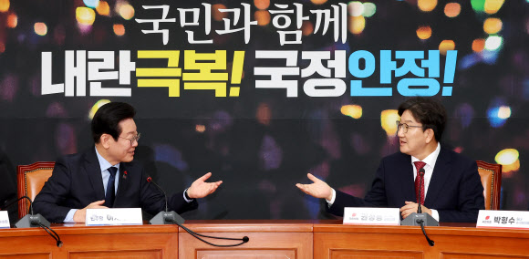 더불어민주당 이재명 대표가 18일 오후 국회에서 예방한 국민의힘 권성동 원내대표(오른쪽)에게 먼저 발언할 것을 권하고 있다. 2024.12.18  연합뉴스