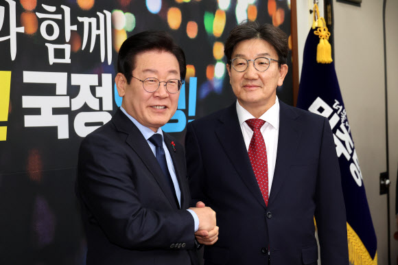 더불어민주당 이재명 대표가 18일 오후 서울 여의도 국회에서 예방한 국민의힘 권성동 대표 권한대행 겸 원내대표를 만나 악수하고 있다. 2024.12.18  연합뉴스