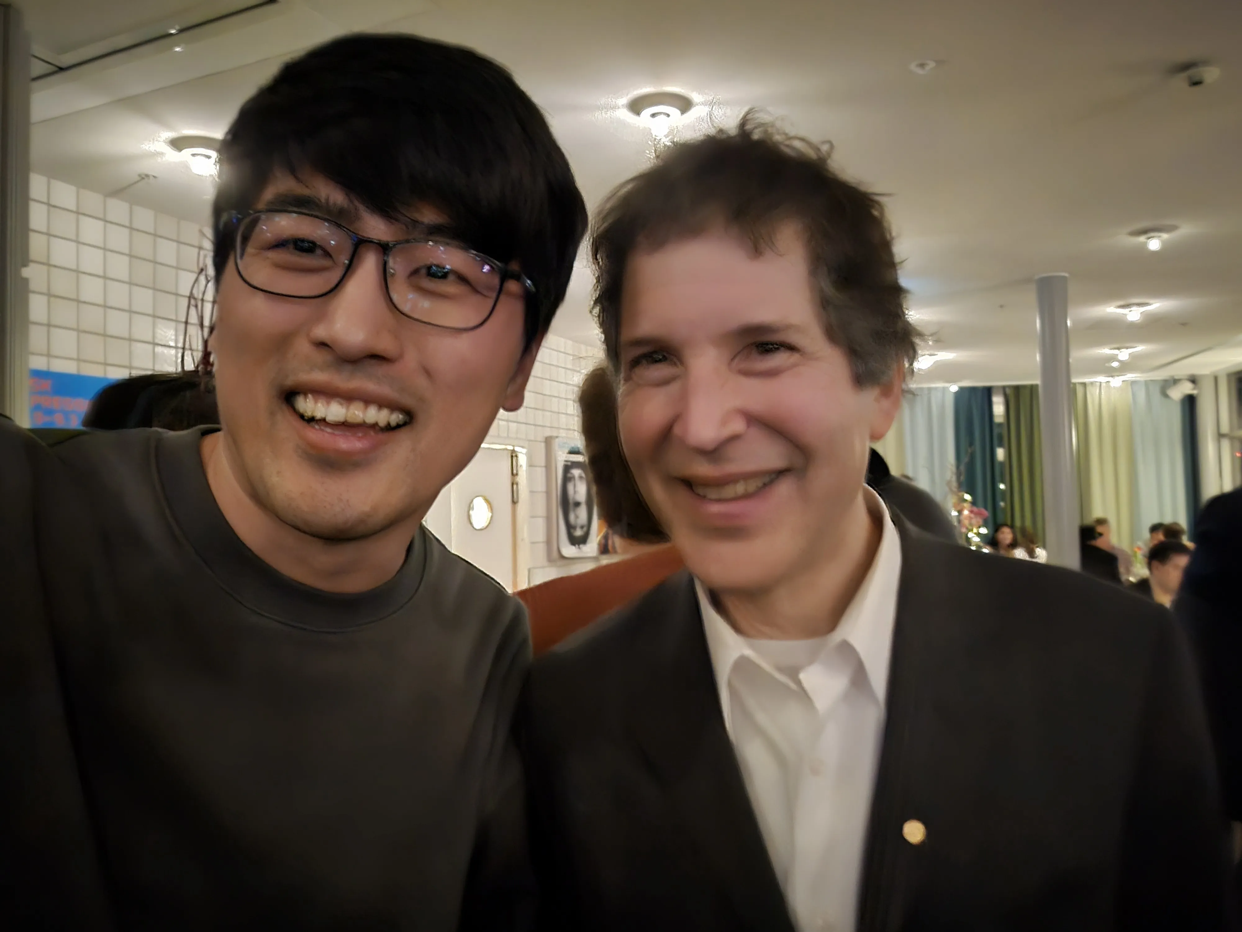 이상민 포항공대 교수(왼쪽)와 올해 노벨화학상 수상자인 데이비드 케이커 교수  포항공대 제공