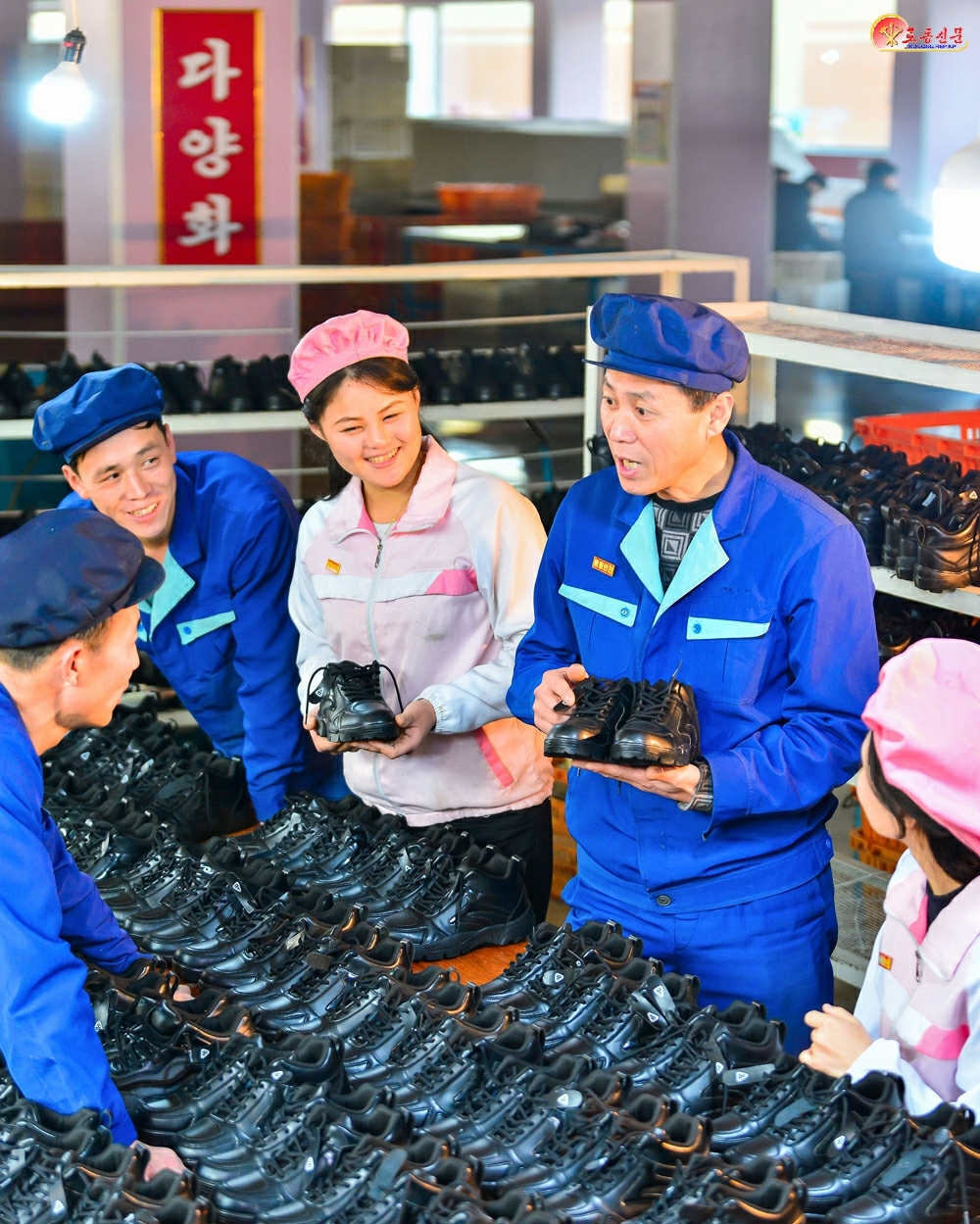 북한 노동당 기관지 노동신문은 19일 류원신발공장 제화직장 노동자들을 언급하고 “노동자들의 얼굴마다 당중앙위원회 제8기 제11차 전원회의를 맞이할 열의가 비껴있다”라고 말했다. 평양 노동신문 뉴스1