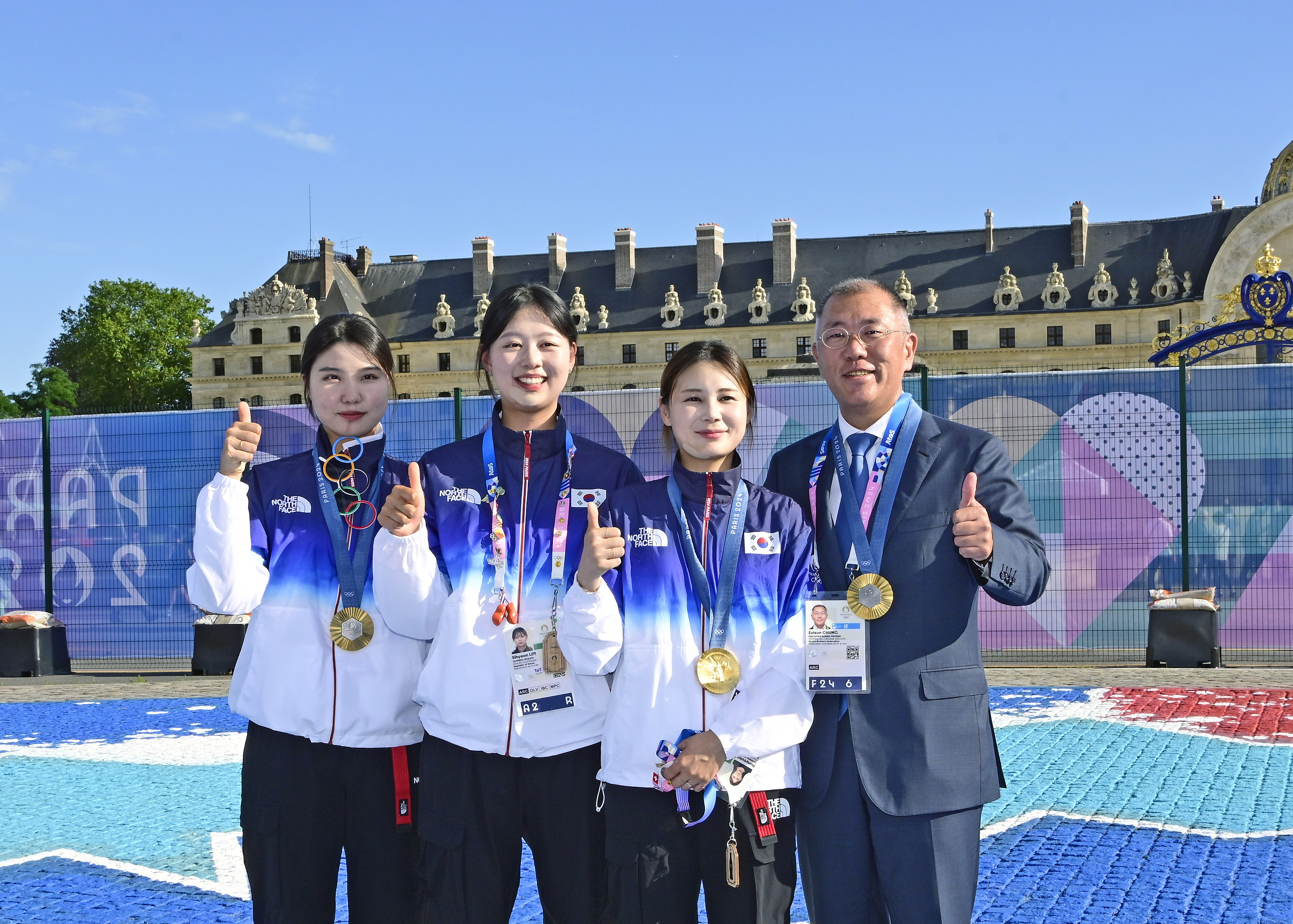 정의선(오른쪽) 현대자동차그룹 회장이 2024 파리올림픽 양궁 여자 단체전에서 금메달을 따낸 대표팀 선수들 함께  기념 촬영을 하고 있다. 현대차그룹 제공