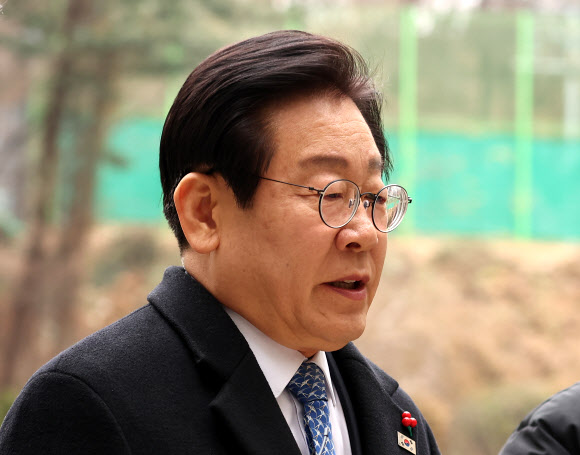 취재진 질문에 답하는 이재명 대표