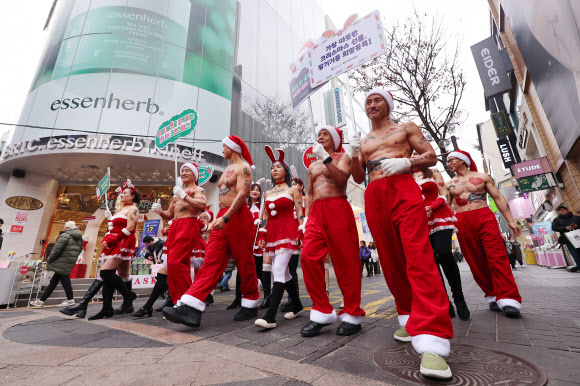 장기기증 퍼레이드 펼치는 몸짱산타들