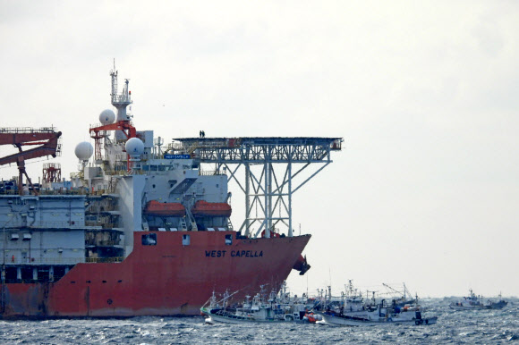 ‘대왕고래’시추선 주변서 시위