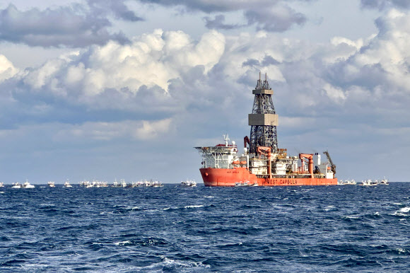 ‘대왕고래’탐사 시추, 해상 시위 나선 홍게 어민