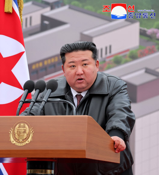 북한 김정은 국무위원장이 20일에 진행된 성천군 지방공업공장 준공식에 참석해 연설을 했다고 조선중앙통신이 21일 보도했다. 2014.12.21  평양 조선중앙통신·연합뉴스