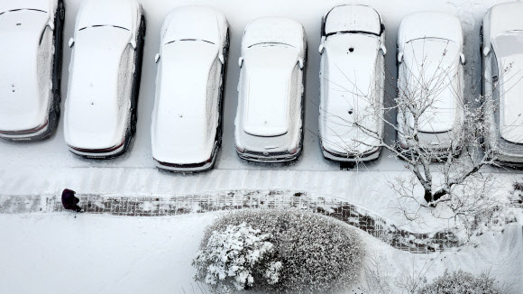 강원 산간과 내륙지역을 중심으로 대설특보가 내려진 21일 오전 강원 춘천시 칠전동 한 아파트 주차장이 흰 눈으로 뒤덮여 있다. 2024.12.21  연합뉴스