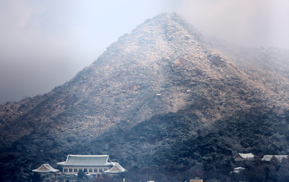 밤사이 눈이 내린 21일 오전 서울 종로구 청와대 뒤 북악산에 눈이 쌓여 있다. 2024.12.21  연합뉴스