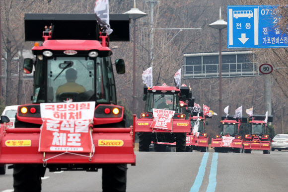 윤석열 대통령 구속 등을 촉구하며 트랙터와 트럭 수십 대를 몰고 상경 행진 중인 전국농민회총연맹 전봉준 투쟁단 농민들이 21일 경기도 과천시 남태령고개로 향하고 있다. 2024.12.21  연합뉴스