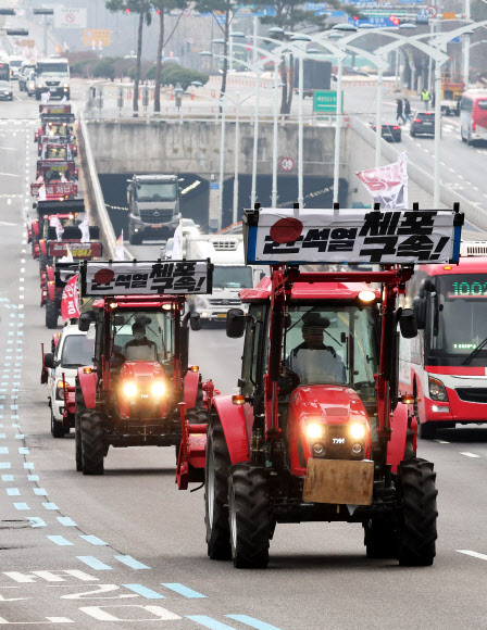 윤석열 대통령 구속 등을 촉구하며 트랙터와 트럭 수십 대를 몰고 상경 행진 중인 전국농민회총연맹 전봉준 투쟁단 농민들이 21일 경기도 과천시 남태령고개로 향하고 있다. 2024.12.21  연합뉴스