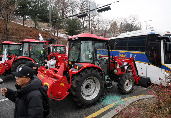 윤석열 대통령 구속 등을 촉구하며 트랙터를 몰고 상경한 전국농민회총연맹 전봉준 투쟁단이 21일 서울 서초구 남태령에서 경찰에 가로막혀 있다. 2024.12.21  연합뉴스