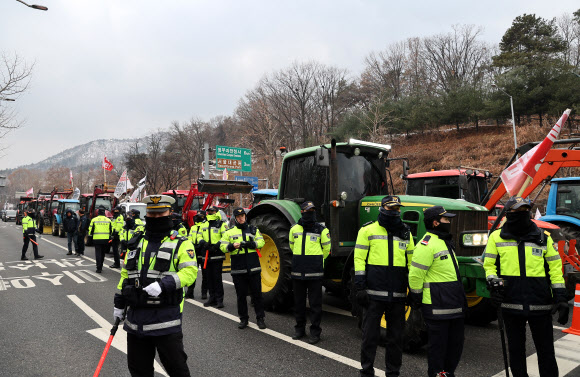 윤석열 대통령 구속 등을 촉구하며 트랙터를 몰고 상경한 전국농민회총연맹 전봉준 투쟁단이 21일 서울 서초구 남태령에서 경찰에 가로막혀 있다. 2024.12.21  연합뉴스