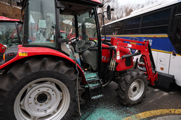윤석열 대통령 구속 등을 촉구하며 트랙터를 몰고 상경한 전국농민회총연맹 전봉준 투쟁단이 21일 서울 서초구 남태령에서 경찰에 가로막혀 있다. 2024.12.21  연합뉴스