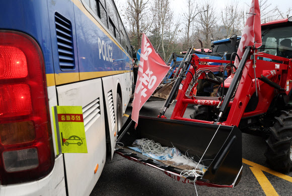 윤석열 대통령 구속 등을 촉구하며 트랙터를 몰고 상경한 전국농민회총연맹 전봉준 투쟁단이 21일 서울 서초구 남태령에서 경찰 버스에 가로막혀 있다. 2024.12.21  연합뉴스