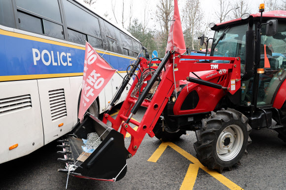 윤석열 대통령 구속 등을 촉구하며 트랙터를 몰고 상경한 전국농민회총연맹 전봉준 투쟁단이 21일 서울 서초구 남태령에서 경찰 버스에 가로막혀 있다. 2024.12.21  연합뉴스