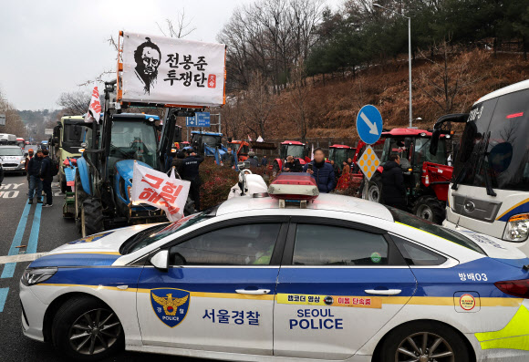 윤석열 대통령 구속 등을 촉구하며 트랙터를 몰고 상경한 전국농민회총연맹 전봉준 투쟁단이 21일 서울 서초구 남태령에서 경찰 버스에 가로막혀 있다. 2024.12.21  연합뉴스