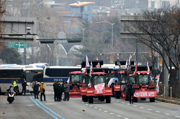 윤석열 대통령 구속 등을 촉구하며 트랙터를 몰고 상경한 전국농민회총연맹 전봉준 투쟁단이 21일 서울 서초구 남태령에서 경찰 버스에 가로막혀 있다. 2024.12.21  연합뉴스