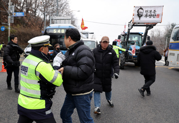 윤석열 대통령 구속 등을 촉구하며 트랙터를 몰고 상경한 전국농민회총연맹 전봉준 투쟁단이 21일 서울 서초구 남태령에서 경찰과 마찰을 빚고 있다. 2024.12.21  연합뉴스