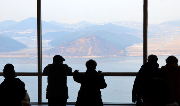 21일 오후 경기 김포시 애기봉 평화생태공원 조강전망대를 찾은 시민들이 북한 황해도 개풍군을 바라보고 있다. 2024.12.21  연합뉴스