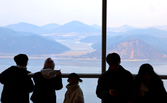 21일 오후 경기 김포시 애기봉 평화생태공원 조강전망대를 찾은 시민들이 북한 황해도 개풍군을 바라보고 있다. 2024.12.21  연합뉴스