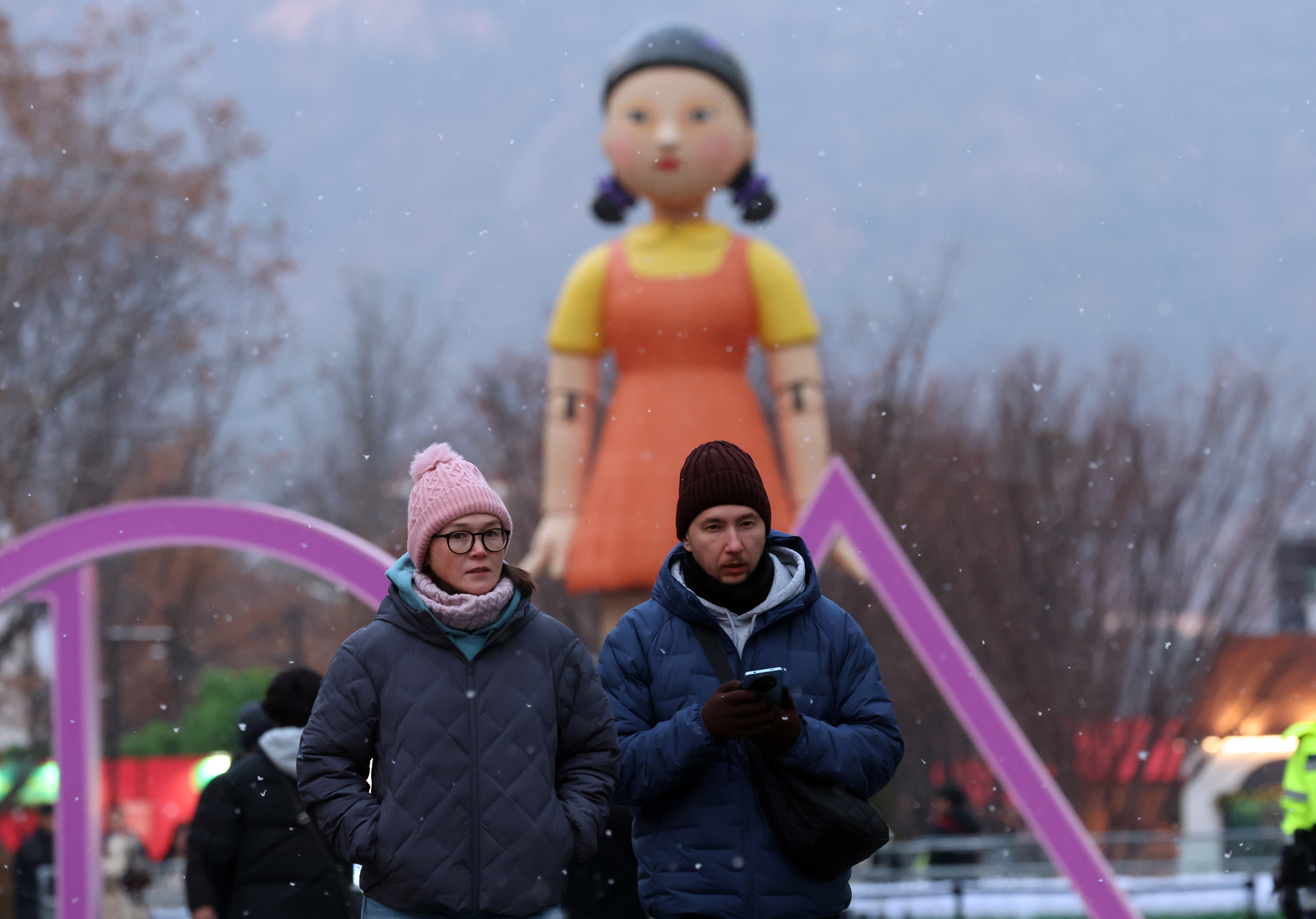 16일 서울 광화문광장에서 외국인 관광객들이 한국의 겨울을 만끽하고 있다. 2024.12.16 뉴스1