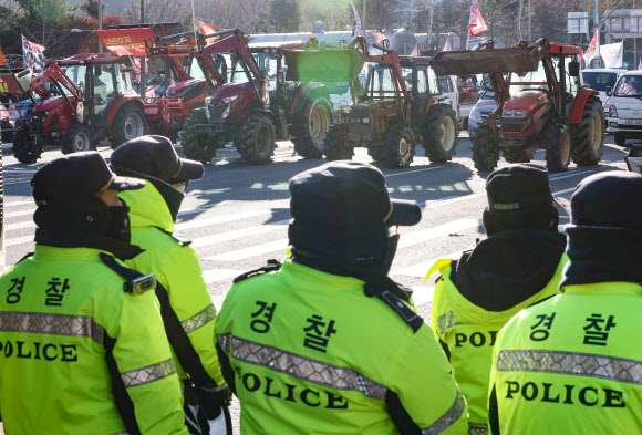전국농민회총연맹 전봉준 투쟁단이 윤석열 대통령 구속 등을 촉구하며 트랙터 상경 시위에 나섰다가 20시간 이상 대치를 이어간 22일 서울 서초구 남태령 인근에서 트랙터들이 멈춰 서 있다. 2024.12.22  연합뉴스