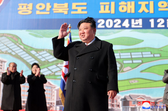 김정은 북한 국무위원장이 참석한 가운데 평안북도 수해지역에서 살림집 준공식이  21일 진행되었다고 조선중앙통신이 22일 보도했다. 2024.12.22  평양 조선중앙통신·연합뉴스