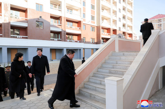 김정은 북한 국무위원장이 참석한 가운데 평안북도 수해지역에서 살림집 준공식이  21일 진행되었다고 조선중앙통신이 22일 보도했다. 2024.12.22  평양 조선중앙통신·연합뉴스