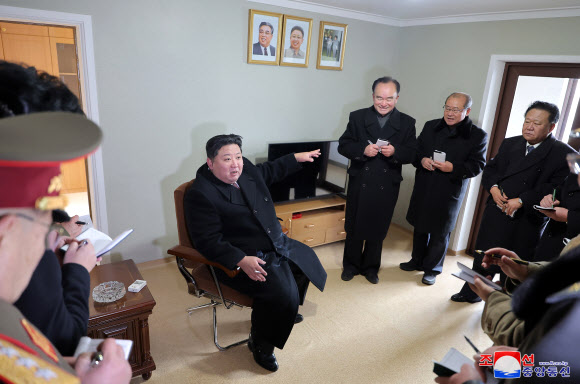 김정은 북한 국무위원장이 참석한 가운데 평안북도 수해지역에서 살림집 준공식이  21일 진행되었다고 조선중앙통신이 22일 보도했다. 2024.12.22  평양 조선중앙통신·연합뉴스