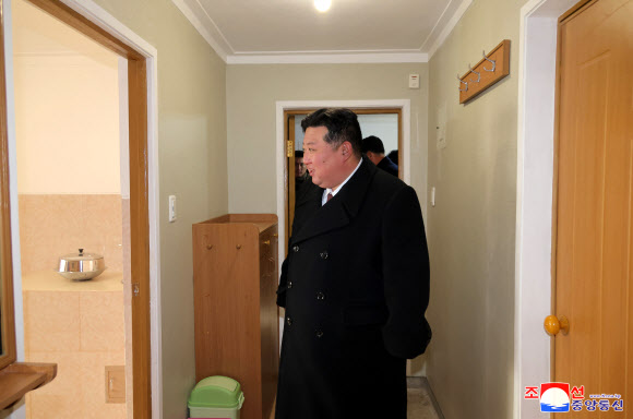김정은 북한 국무위원장이 참석한 가운데 평안북도 수해지역에서 살림집 준공식이 21일 진행되었다고 조선중앙통신이 22일 보도했다. 2024.12.22  평양 조선중앙통신·연합뉴스