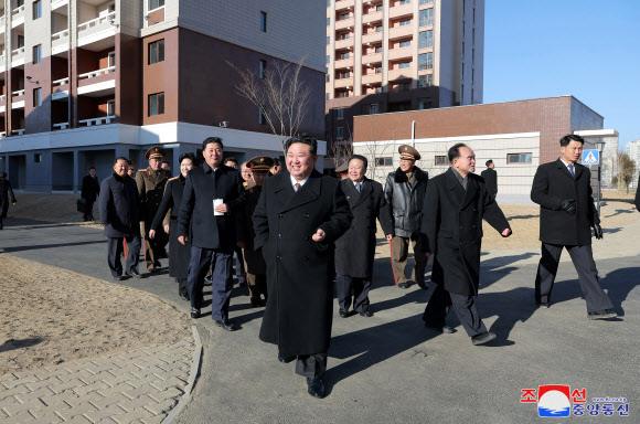 김정은 북한 국무위원장이 참석한 가운데 평안북도 수해지역에서 살림집 준공식이 21일 진행되었다고 조선중앙통신이 22일 보도했다. 2024.12.22  평양 조선중앙통신·연합뉴스