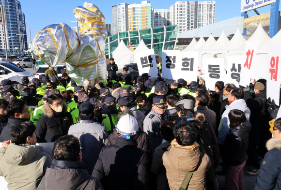 ‘박정희 우상화 반대 범시민운동본부’가 22일 동대구역 광장에 대구시가 설치한 박정희 전 대통령 동상 앞에서 경찰과 대치하고 있다. 2024.12.22  연합뉴스